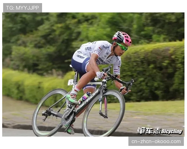 老对手的新敬意:两位争夺多年的名将赛后交换骑行服的一幕。